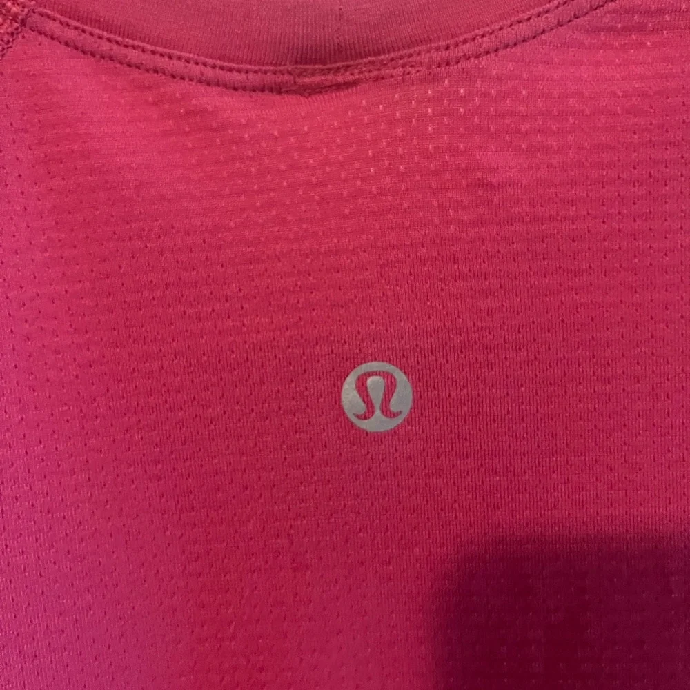 Lululemon Athletica Red Fitted Crop T-Shirt - Picture 3 of 4